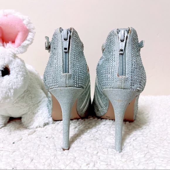 Silver Color Party & Evening Shoes from Gianni Bini - Size 6M - Picture 5 of 7